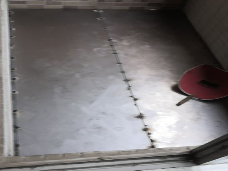 陽(yáng)臺(tái)電焊鋼結(jié)構(gòu)：手工電弧焊的焊接過程是從引弧開始的，引弧方法有擦劃法引弧和直擊法引弧。 1.擦劃法引弧是先將焊條前端對(duì)準(zhǔn)焊件，然后將手腕扭轉(zhuǎn)，使焊條在焊件表面輕微劃一 下，焊條提起2-4mm，即在空氣中產(chǎn)生電弧，后將電弧長(zhǎng)度保持在焊條直徑允許的范圍。 2.直擊法引弧是將手腕下彎，焊條輕微碰一下焊件。