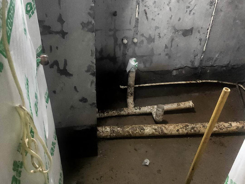 廁所重新裝修：老房衛(wèi)生間改造水電路改造很重要，會(huì)直接影響日后的生活使用，所以在改造過程中需要嚴(yán)防死守。避水測試，檢測防水層是否良好。一般衛(wèi)浴間的防水層為1.8米，其他墻面防水層高度為1米，地面防水返高30厘米。 當(dāng)然，如果老房衛(wèi)生間改造時(shí)沒有進(jìn)行水路改造的情況下，也是需要進(jìn)行檢查防水層是否完好的操作流程。老房衛(wèi)生間改造中隨意鉆孔開槽都會(huì)造成防水層的損壞，因此，老房衛(wèi)生間改造進(jìn)行拆除磚墻的裝修流程后，應(yīng)當(dāng)重新進(jìn)行避水試驗(yàn)，保證原來存有的防水系統(tǒng)不會(huì)出現(xiàn)任何問題。