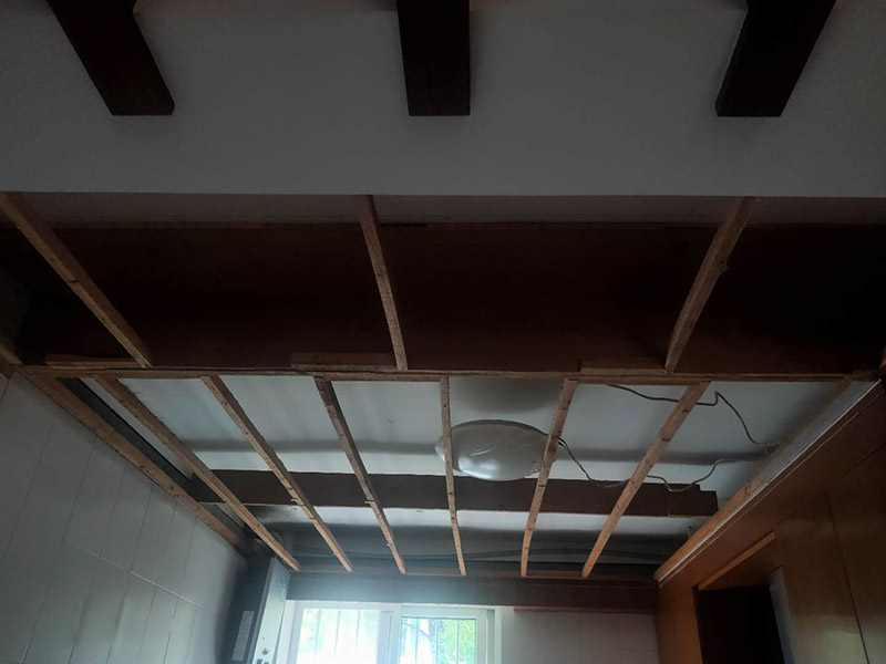 廁所重新裝修：老房衛(wèi)生間改造水電路改造很重要，會(huì)直接影響日后的生活使用，所以在改造過程中需要嚴(yán)防死守。避水測試，檢測防水層是否良好。一般衛(wèi)浴間的防水層為1.8米，其他墻面防水層高度為1米，地面防水返高30厘米。 當(dāng)然，如果老房衛(wèi)生間改造時(shí)沒有進(jìn)行水路改造的情況下，也是需要進(jìn)行檢查防水層是否完好的操作流程。老房衛(wèi)生間改造中隨意鉆孔開槽都會(huì)造成防水層的損壞，因此，老房衛(wèi)生間改造進(jìn)行拆除磚墻的裝修流程后，應(yīng)當(dāng)重新進(jìn)行避水試驗(yàn)，保證原來存有的防水系統(tǒng)不會(huì)出現(xiàn)任何問題。