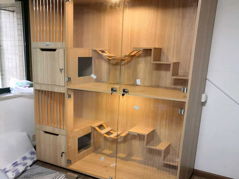 隔斷家具安裝：安裝前所需工作，拆開包裝所要注意的是，不要讓硬物劃到屏風(fēng)的表面，然后將屏風(fēng)支撐單腳全部裝上。然后就開始，如果是L型位，就找到L型的腳以及連接件蓋子，先將兩塊屏風(fēng)對(duì)準(zhǔn)L型腳的位置裝平，然后將中立柱裝上，最后用連接件將兩塊屏風(fēng)和中立柱固定在一起。然后，看屏風(fēng)的兩邊是否全部著地是否穩(wěn)定，有落空的腳就將其調(diào)到落地為止，必要時(shí)安裝屏風(fēng)最好是兩位師傅一個(gè)托扶著一個(gè)固定，避免屏風(fēng)倒下而損壞。屏風(fēng)搭好了，接著固定側(cè)腳板，側(cè)邊可使用連接件連接在屏風(fēng)的一側(cè)，上邊與臺(tái)面板連接處打是兩個(gè)L型角碼。