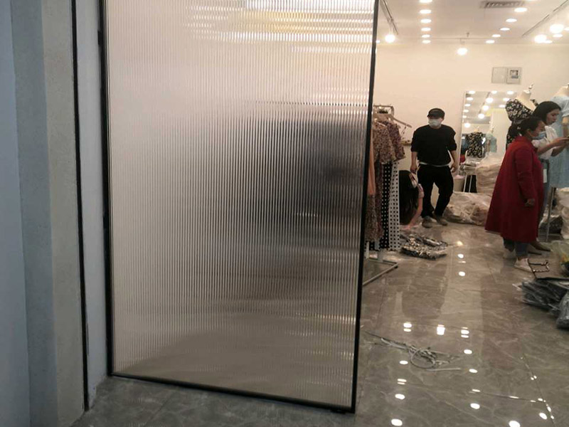 隔斷家具安裝：安裝前所需工作，拆開包裝所要注意的是，不要讓硬物劃到屏風(fēng)的表面，然后將屏風(fēng)支撐單腳全部裝上。然后就開始，如果是L型位，就找到L型的腳以及連接件蓋子，先將兩塊屏風(fēng)對(duì)準(zhǔn)L型腳的位置裝平，然后將中立柱裝上，最后用連接件將兩塊屏風(fēng)和中立柱固定在一起。然后，看屏風(fēng)的兩邊是否全部著地是否穩(wěn)定，有落空的腳就將其調(diào)到落地為止，必要時(shí)安裝屏風(fēng)最好是兩位師傅一個(gè)托扶著一個(gè)固定，避免屏風(fēng)倒下而損壞。屏風(fēng)搭好了，接著固定側(cè)腳板，側(cè)邊可使用連接件連接在屏風(fēng)的一側(cè)，上邊與臺(tái)面板連接處打是兩個(gè)L型角碼。