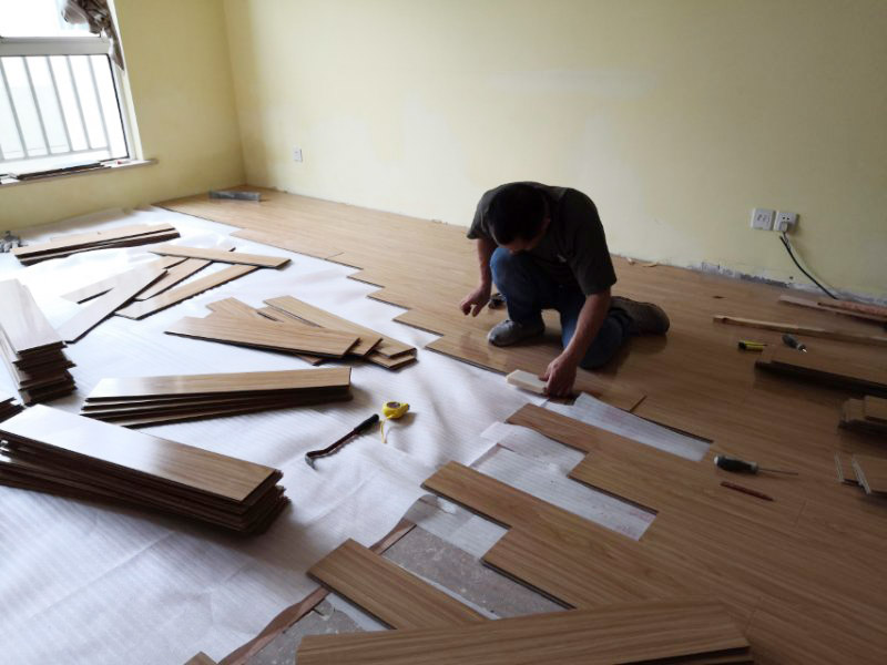 客廳木地板換新:基層清理→涂刷底膠→彈線、找平→鉆孔、安裝預(yù)埋件→安裝毛地板、找平、刨平→釘術(shù)地板、找平、刨平→釘踢腳板→刨光、打磨→油漆→上蠟。 1. 實鋪地板要先安裝地龍骨,然后再進行木地板的鋪裝。 2. 龍骨的安裝方法:應(yīng)先在地面做預(yù)埋件,以固定木龍骨,預(yù)埋件為螺栓及鉛絲,預(yù)埋件間距為800毫米,從地面鉆孔下入。 3. 木地板的安裝方法：實鋪實木地板應(yīng)有基面板,基面板使用大芯板。 4. 地板鋪裝完成后,先用刨子將表面刨平刨光,將地板表面清掃干凈后涂刷地板漆,進行拋光上蠟處理。