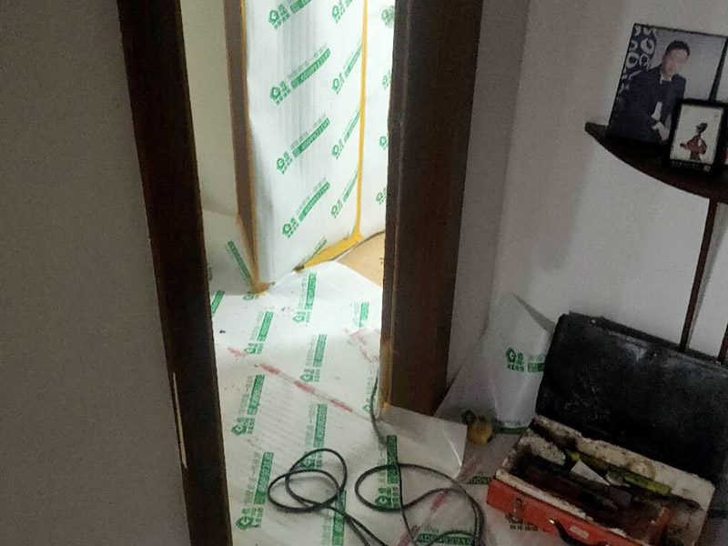 衛(wèi)生間拆除裝修:首先，拆除瓷磚時(shí)要用電，而電是從客廳臨時(shí)拉的，為了避免在施工過程中發(fā)生觸電的現(xiàn)象，最好將電拉進(jìn)衛(wèi)生間內(nèi)。其次，舊房改造拆除瓷磚時(shí)可以用沖擊電鉆，這種工具方便快捷，可自由更換。但在使用前應(yīng)檢查其是否靈活，可以通過空轉(zhuǎn)一分鐘的方法進(jìn)行檢驗(yàn)。用完之后及時(shí)進(jìn)行清理。最后，梯子也是必不可少的工具之一，它可以幫助工人拆掉處于高處的瓷磚，還可以架起臨時(shí)插座。 用具的拆除，這一工程根據(jù)施工工人工作的習(xí)慣，有兩種拆除方式，可以提前將其拆除，也可以在拆磚的過程中同時(shí)進(jìn)行。但并不是所有的用具都可以提前拆除，馬桶必須在瓷磚拆除之后才可以拆掉，要不然掉落的瓷磚會(huì)砸壞馬桶。用具拆除后，應(yīng)將露出的電線接口用絕緣的東西綁住。