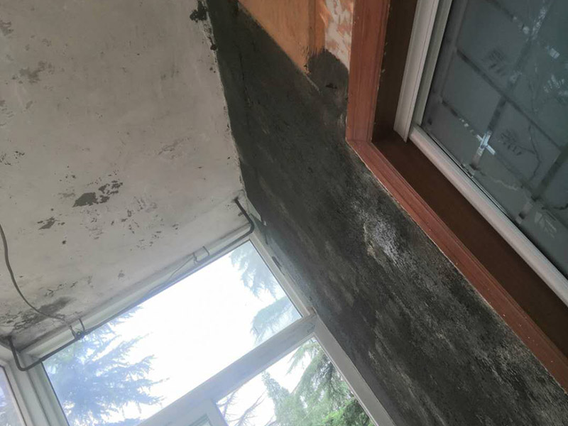 陽臺墻面修補翻新：陽臺地面的防水，第一就是要確保地面有一定的坡度向排水口傾斜。第二就是要確保陽臺和客廳至少要有2-3公分的高度差。接著，我們一起來看下陽臺防水如何先材與施工。陽臺防水我們可以選用通用型GS防水涂料或柔韌型防水JS防水涂料，也可以兩種交叉配合使用，防水都能達到理想效果。 特別是南方，陽臺窗的施工質(zhì)量，通常是您家庭能否安然度過臺風(fēng)季度的關(guān)鍵所在。陽臺窗的防水，第一要重視窗的質(zhì)量，密封性要好。防水框的里外向不要搞錯。