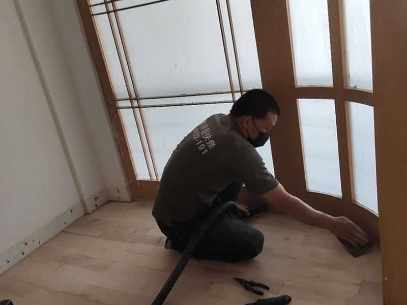 實木地板翻新打蠟：利用稀釋工具對中性清潔劑進行合理比例的稀釋，利用清洗機和稀釋好的中性清潔劑將地面清洗干凈，盡量將地板打掃干凈。 在潔凈干燥的地表面落底蠟兩遍，然后利用風干機對落蠟的地面進行全面性的風干；待底蠟干燥后，再在其表面落面蠟兩遍，利用風干機對其進行風干。 待蠟面徹底干燥后，用高速拋光機配合拋光墊進行均勻、勻速的拋光即可。經(jīng)打蠟拋光的地面，光亮整潔、自然鏡面可達到90％以上，感觀效果特佳。