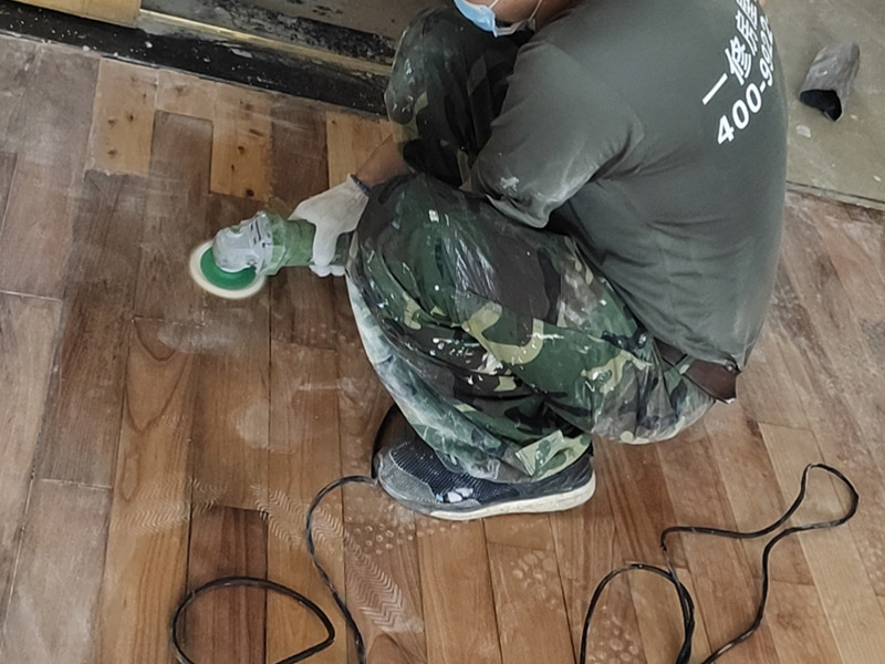 實木地板翻新打蠟：利用稀釋工具對中性清潔劑進行合理比例的稀釋，利用清洗機和稀釋好的中性清潔劑將地面清洗干凈，盡量將地板打掃干凈。 在潔凈干燥的地表面落底蠟兩遍，然后利用風干機對落蠟的地面進行全面性的風干；待底蠟干燥后，再在其表面落面蠟兩遍，利用風干機對其進行風干。 待蠟面徹底干燥后，用高速拋光機配合拋光墊進行均勻、勻速的拋光即可。經(jīng)打蠟拋光的地面，光亮整潔、自然鏡面可達到90％以上，感觀效果特佳。