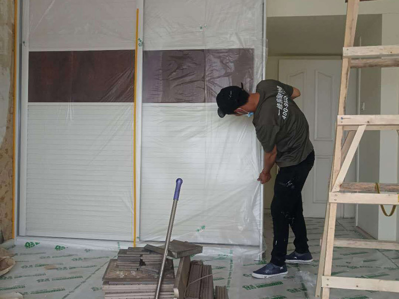 舊房裝修成品保護(hù)：在施工過(guò)程中，有bai些分項(xiàng)、分部工程已經(jīng)完成，其du他工zhi程尚在施工，或者某些部位已經(jīng)完成，其他部位正在施工，如果對(duì)已完成的成品，不采取妥善的措施加以保護(hù)，就會(huì)造成損傷，影響質(zhì)量。這樣，不僅會(huì)增加修補(bǔ)工作量，浪費(fèi)工料，拖延工期；更嚴(yán)重的是有的損傷難以恢復(fù)到原料，成為永久性的缺陷。因此，搞好成品保護(hù)，是一項(xiàng)關(guān)系到確保工程質(zhì)量、降低工程成本，按期竣工的重要環(huán)節(jié)。