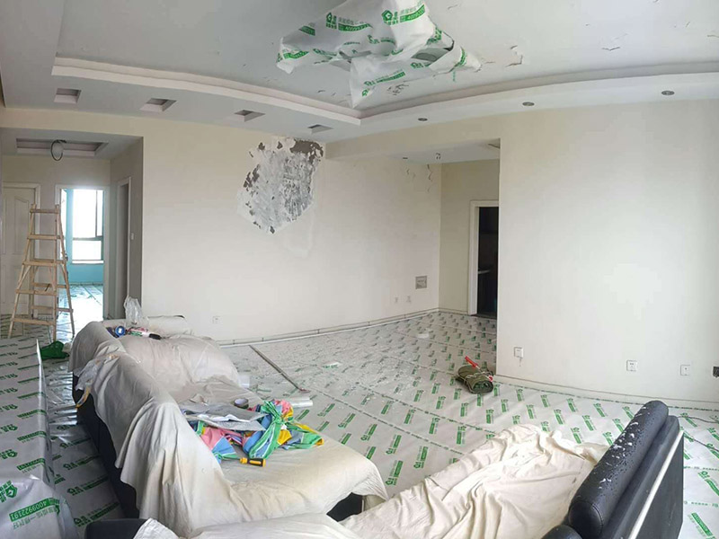 舊房裝修成品保護(hù)：在施工過(guò)程中，有bai些分項(xiàng)、分部工程已經(jīng)完成，其du他工zhi程尚在施工，或者某些部位已經(jīng)完成，其他部位正在施工，如果對(duì)已完成的成品，不采取妥善的措施加以保護(hù)，就會(huì)造成損傷，影響質(zhì)量。這樣，不僅會(huì)增加修補(bǔ)工作量，浪費(fèi)工料，拖延工期；更嚴(yán)重的是有的損傷難以恢復(fù)到原料，成為永久性的缺陷。因此，搞好成品保護(hù)，是一項(xiàng)關(guān)系到確保工程質(zhì)量、降低工程成本，按期竣工的重要環(huán)節(jié)。