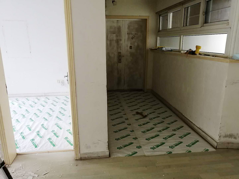 全屋地面保護(hù)：首先完成的就是地面的鋪設(shè)。因此，我們?cè)谶M(jìn)行其余施工時(shí)一定要注意對(duì)剛鋪好的地板進(jìn)行保護(hù)。而在裝修時(shí)灰塵是一定避免不了的，為了防止嶄新的地板被沾染灰塵以及施工團(tuán)隊(duì)人員等的腳印，最好先在地板上鋪一層防塵布等作為保護(hù)膜。除此之外，還是要在一天裝修結(jié)束后的時(shí)間里對(duì)防塵布等進(jìn)行灰塵的清除和家居保養(yǎng)工作，特別是灰塵堆積過(guò)厚的地方，以免將來(lái)裝修結(jié)束后因?yàn)榛覊m過(guò)多清理時(shí)意外污染地板。