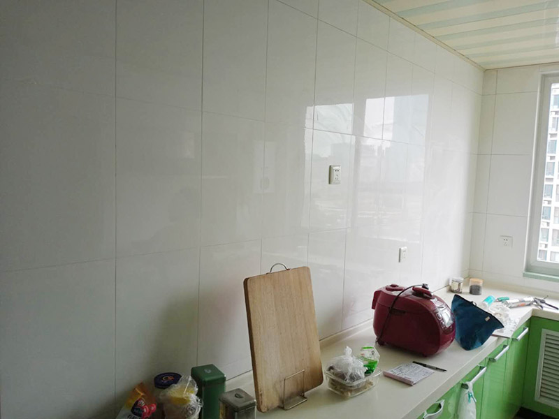 廚房瓷磚修補：方法1、可以使用細砂紙沾水小心的磚面進行打磨，可以取到一些效果。一定要沾水進行。此方法對磚面細小的劃傷可以取到很好的效果。方法2、有時舊瓷磚破損只有一、二塊，而原來的水泥砂漿又很難鑿掉或鑿毛。這時只得使用環(huán)氧樹脂膠(膠)在瓷磚背面及水泥墻面上分別涂上薄薄的一層，再用力壓貼，就能保證換上的新瓷磚與周圍瓷磚齊平了。方法3、舊瓷磚仍然完好，只不過與其他飾面交接處脫開，修補時應(yīng)將接縫處的砂灰剔除干凈，并注入環(huán)氧樹脂膠粘劑，干后再在接縫處用防水柔性嵌縫材料(如玻璃膠)進行嵌補。方法4、沿瓷磚四周邊緣清除嵌縫白水泥，并用小鑿子仔細地拆除損壞瓷磚，如四周瓷磚粘貼得很牢，又不想將四周瓷磚都換下，則可用裁玻璃的刻畫瓷磚的中間，將中間那部分瓷磚先鑿下來，然后用較鋒利的鋼鑿慢慢地將四周邊緣的碎瓷塊修理干