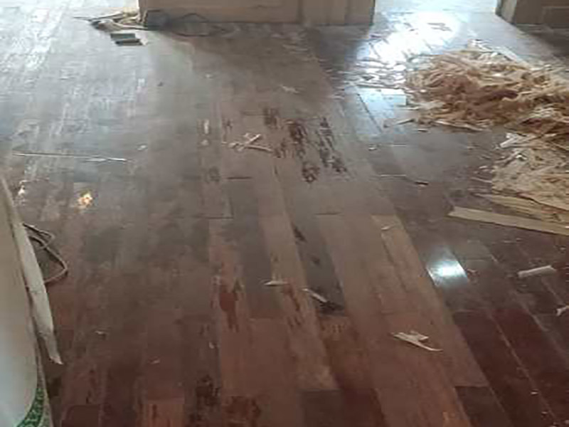 地板打磨翻新：將地板原有的邊縫中的通明膩?zhàn)映?，從頭封縫。待底漆干后，刷第一遍面漆，待干。用水砂紙將地板面層磨至略感粗糙，除掉粉屑，刷第二層面漆即可。 打磨完后，必定要刮膩?zhàn)樱蓤?jiān)持地板的本性并地板外表不被刮花。創(chuàng)新時(shí)應(yīng)運(yùn)用環(huán)保的水性漆，不會(huì)使房間內(nèi)有異味，漆料有必要是專用漆，其耐磨度才干到達(dá)請(qǐng)求。