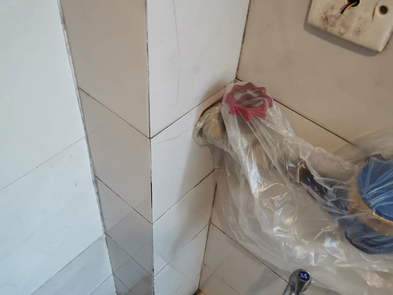 管道漏水修復(fù):首先根據(jù)施工圖看水管走向，如果漏水的位置后面埋有水管，可以先把家里面的水閘關(guān)掉，放干龍頭里面的水，如果一段時(shí)候后發(fā)現(xiàn)墻面水跡不見了，證明是水管出現(xiàn)問(wèn)題。 如果是請(qǐng)的專業(yè)的維修師傅，可以讓師傅用打壓機(jī)直接打壓檢測(cè)，若確定是墻內(nèi)水管漏水，就可以直接鑿開墻壁找水管漏點(diǎn)。 可以先截?cái)嗨矗缓髮邓苈┧c(diǎn)的墻面開鑿，找到漏水的部分，先用小鋼鋸把漏水的地方鋸掉，注意鋸口要平。用砂紙把新露出的端口輕輕打磨，然后用接口套住，將備換的新管對(duì)準(zhǔn)接口口子，注意要對(duì)直。然后用熱熔器對(duì)新管道進(jìn)行熱熔連接。 或者是將鋸掉的管道清理干凈，用專用膠水涂在端口上，稍微晾一會(huì)兒;趁此時(shí)在“竹節(jié)”接頭內(nèi)涂上膠水。把端口和“竹節(jié)”連接，然后反復(fù)轉(zhuǎn)動(dòng)，直到牢固。同樣的方法去連接另一端。最后在接縫處再涂適量的膠水，確保不滲漏。