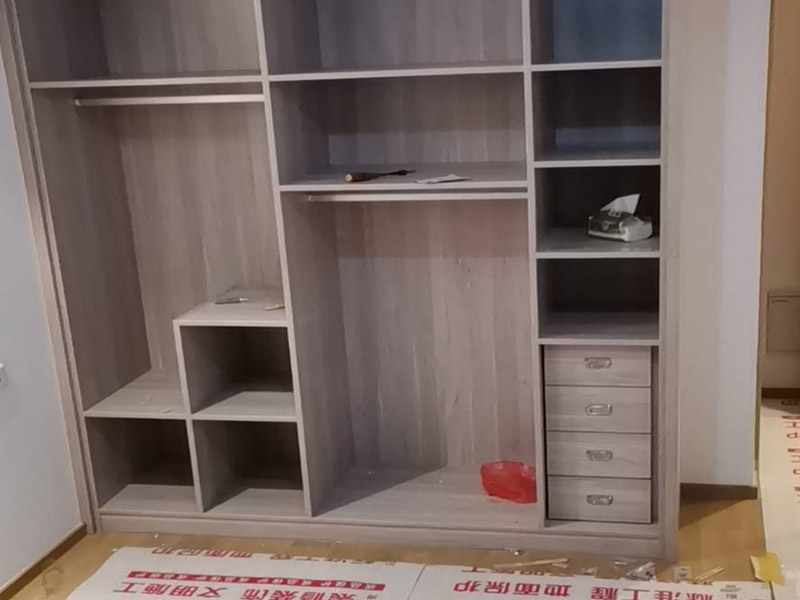 家具柜體安裝：用墊布點好地板，先從靠墻的一端寬du側(cè)板開始組裝，將寬側(cè)板平放于地面上(離后墻面保持700mm間隔)。首先將填好的三合一膠塞的板件，平放在墊布上，檢查孔距與圖紙相符，并裝上三合一單連桿。然后將固層釘上木塞，固定于寬側(cè)板上面，頂板大柄孔朝上，其余固層都朝下，腳線大柄孔朝內(nèi)(中間固層與L架高度一致，即底板到固層內(nèi)空為960mm，現(xiàn)場打?qū)影蹇?。放上側(cè)板，釘上木塞，木塞要求連通兩邊的固層。在第二個柜固層上面裝好雙連桿，留意雙連桿上面大柄只能鎖住一半，即90°。當(dāng)兩件固層與側(cè)板固定后再同時擰緊大柄。 釘背板：把裝好的整體柜側(cè)放在點好墊布的地板上面，墊平側(cè)板成統(tǒng)一平面。用拉尺量好柜子的對角尺寸，調(diào)至相等，從寬測板處開始裝第一塊背板，留意假如中間有固層釘釘子時，先用鉛筆畫好固層的中央線，再釘釘子。