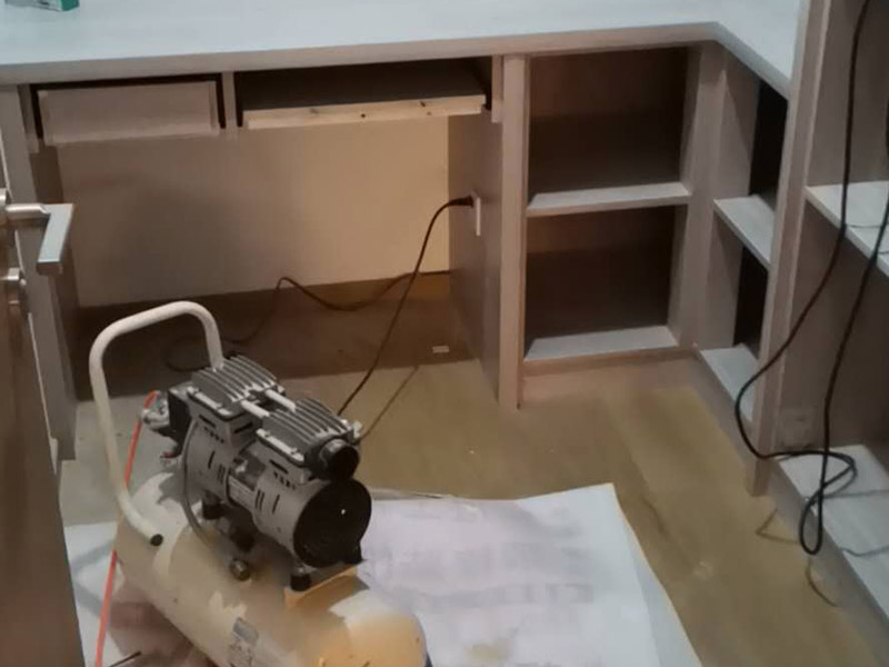 家具柜體安裝：用墊布點好地板，先從靠墻的一端寬du側(cè)板開始組裝，將寬側(cè)板平放于地面上(離后墻面保持700mm間隔)。首先將填好的三合一膠塞的板件，平放在墊布上，檢查孔距與圖紙相符，并裝上三合一單連桿。然后將固層釘上木塞，固定于寬側(cè)板上面，頂板大柄孔朝上，其余固層都朝下，腳線大柄孔朝內(nèi)(中間固層與L架高度一致，即底板到固層內(nèi)空為960mm，現(xiàn)場打?qū)影蹇?。放上側(cè)板，釘上木塞，木塞要求連通兩邊的固層。在第二個柜固層上面裝好雙連桿，留意雙連桿上面大柄只能鎖住一半，即90°。當(dāng)兩件固層與側(cè)板固定后再同時擰緊大柄。 釘背板：把裝好的整體柜側(cè)放在點好墊布的地板上面，墊平側(cè)板成統(tǒng)一平面。用拉尺量好柜子的對角尺寸，調(diào)至相等，從寬測板處開始裝第一塊背板，留意假如中間有固層釘釘子時，先用鉛筆畫好固層的中央線，再釘釘子。
