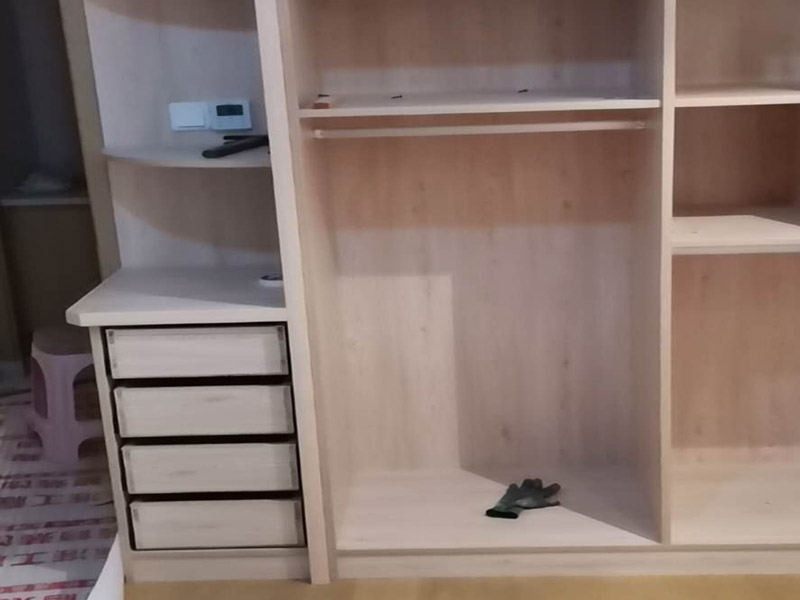 家具柜體安裝：用墊布點好地板，先從靠墻的一端寬du側(cè)板開始組裝，將寬側(cè)板平放于地面上(離后墻面保持700mm間隔)。首先將填好的三合一膠塞的板件，平放在墊布上，檢查孔距與圖紙相符，并裝上三合一單連桿。然后將固層釘上木塞，固定于寬側(cè)板上面，頂板大柄孔朝上，其余固層都朝下，腳線大柄孔朝內(nèi)(中間固層與L架高度一致，即底板到固層內(nèi)空為960mm，現(xiàn)場打?qū)影蹇?。放上側(cè)板，釘上木塞，木塞要求連通兩邊的固層。在第二個柜固層上面裝好雙連桿，留意雙連桿上面大柄只能鎖住一半，即90°。當(dāng)兩件固層與側(cè)板固定后再同時擰緊大柄。 釘背板：把裝好的整體柜側(cè)放在點好墊布的地板上面，墊平側(cè)板成統(tǒng)一平面。用拉尺量好柜子的對角尺寸，調(diào)至相等，從寬測板處開始裝第一塊背板，留意假如中間有固層釘釘子時，先用鉛筆畫好固層的中央線，再釘釘子。