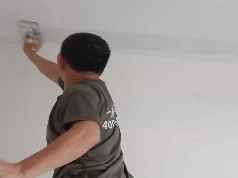 墻面刮膩子找平：刮膩子對不同的墻體有著不同的要求，像比較常見的混凝土的墻面，會出現(xiàn)一些氣孔與鼓起的現(xiàn)象，所以就要先把墻面修平整掉，磨平凸起處，填補凹陷處。如果是預(yù)制混凝土的墻面，那么它的表面層就會有一些砂礫與疙瘩的現(xiàn)象，這個時候就需要專業(yè)的施工人員，使用用鋼絲刷把墻面整體的刷一遍。 基層做好處理后，墻面還是會有一些凹陷的地方，這個時候就可以用石膏膩子來補平。將石膏膩子壓實凹陷處，橫抹豎起的地方再重新刮一遍，這樣來確保墻面的平整。 墻面上可能會有油污等這些東西，所以需要涂刷一下火堿水溶液，不過在涂刷時一定要注意，一邊涂刷一邊就要拿清水清洗墻面，這樣不僅可以加快一點速度，而且效果也好。 刮膩子之前，噴刷一遍粘結(jié)劑，就可以開始刮膩子了。在刮膩子的時候注意，避免留下浮膩子以及刮痕，防止膩子上沾上灰塵、砂礫等雜物，然后按照規(guī)范刮就可以了。