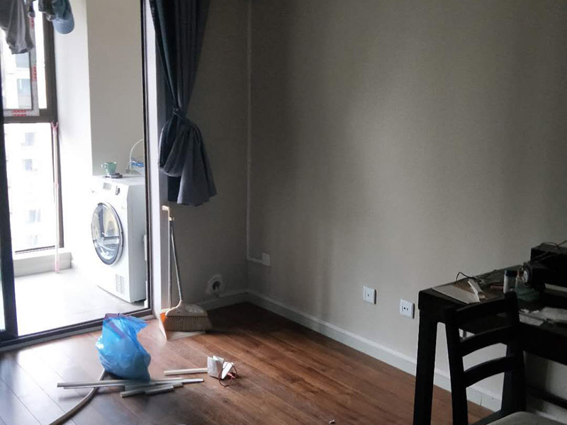 全屋線路明管安裝:明線管安裝在墻面，不是很好，線卡、接線盒和開關(guān)安裝在墻面不好看，主要是開關(guān)和線管交接處就不好處理。建議你采用PVC槽板安裝，方正，固定的釘在槽板內(nèi)，開關(guān)和槽板接處很好，如果發(fā)生什么問題也好處理。