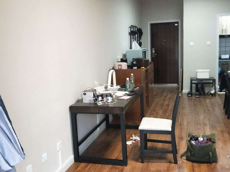 全屋線路明管安裝:明線管安裝在墻面，不是很好，線卡、接線盒和開關(guān)安裝在墻面不好看，主要是開關(guān)和線管交接處就不好處理。建議你采用PVC槽板安裝，方正，固定的釘在槽板內(nèi)，開關(guān)和槽板接處很好，如果發(fā)生什么問題也好處理。