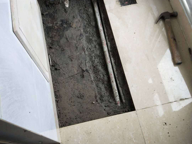 水管打壓測漏點：先關(guān)掉房屋進水管總閥門。接下來關(guān)掉房屋內(nèi)所有水龍頭開關(guān)、所有角閥開關(guān)，并拆掉熱水器的進水管（防止打壓時損壞熱水器）。先拆掉一個水龍頭進行保壓測試，用打壓器打8到10公斤水壓進行測試，看是否保壓，結(jié)果保不住壓，初步說明業(yè)主家自來水管有漏水嫌疑。然后繼續(xù)打氣壓測試，測試的結(jié)果同樣掉壓，可以判定該屋自來水管存在漏水現(xiàn)象。 經(jīng)過專業(yè)測漏儀器中“頻譜分析、濾波分析和精測”三種方法的檢測，最終結(jié)果都指向同一位置，那么，可以確定該處位置為房屋自來水管道的漏水點。 確定房屋自來水管道的“漏水點”位置后，開始現(xiàn)場挖掘。