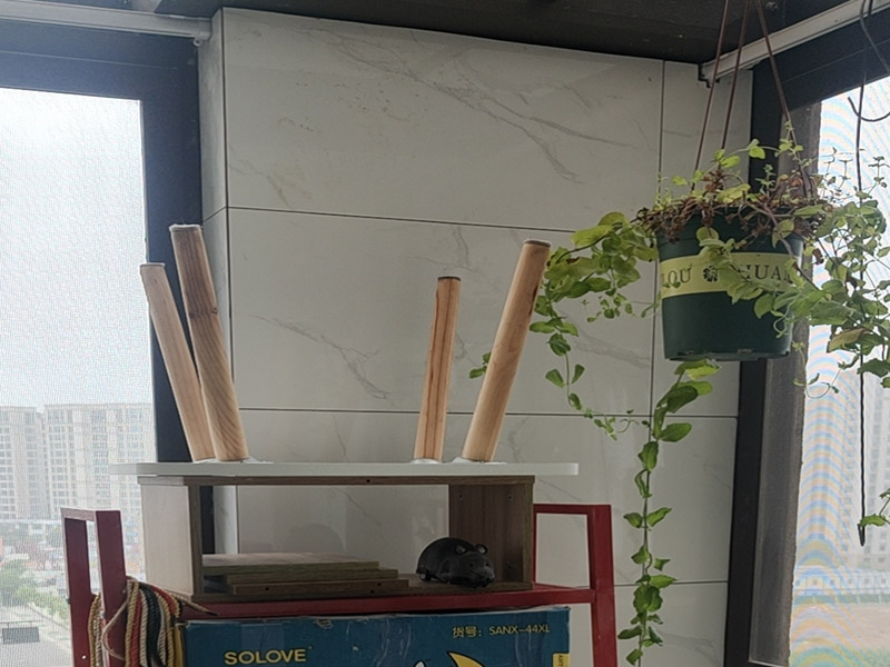 陽臺(tái)瓷磚鋪貼;準(zhǔn)備粘結(jié)劑前，瓷磚不應(yīng)浸水，但要用鋼絲刷除去磚背面的松散物質(zhì)，并用濕布抹去磚背的浮塵。用符合所需膠層厚度的齒型抹刀的直邊將攪拌好的膠粘劑批到基面上，沿瓷磚縫方向?qū)⒛z粘劑層梳理成均勻條狀。目的是為了控制粘結(jié)劑的厚度、用量并使瓷磚粘貼面積能夠更加均勻。在鋪壓瓷磚前，在瓷磚背面也批一薄層粘結(jié)劑。這種雙批法雖然用的材料和工時(shí)比較多，但卻能夠保證粘貼的質(zhì)量和耐久性。在粘結(jié)劑量置晾時(shí)間內(nèi)，將準(zhǔn)備好的瓷磚鋪壓到位，垂直于梳理方向輕微搓動(dòng)以排出磚下的空氣。鋪貼到位后用橡皮錘輕擊，用尺寸合適的十字定位架來調(diào)整表面平整度及接縫的平直。鋪設(shè)好的磚面應(yīng)該及時(shí)清理干凈，特別是去除殘留其上的粘結(jié)劑。合格的粘結(jié)劑干硬后即使在陶瓷磚面上也不易被清除掉。清理好的瓷磚面應(yīng)該立即擺放標(biāo)識(shí)進(jìn)行隔離，避免污染或擾動(dòng)，直到下一個(gè)填縫工序。