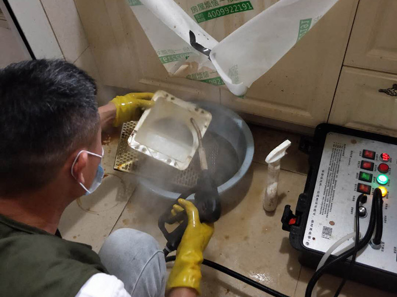 油煙機(jī)清洗服務(wù)：1、拆卸清洗件：首先切斷抽油煙機(jī)電源后把油煙機(jī)從吊裝位置卸下，然后對(duì)油煙機(jī)其進(jìn)行解體，依次取出：照明燈泡、集油盒、底面板、密封圈、葉輪，最后提出機(jī)體內(nèi)芯。 2、浸泡清洗件：找一個(gè)較大的容器，再倒入清洗液，將拆下的部件進(jìn)行放置里邊浸泡。清洗液數(shù)量不要太少也不要太多，以能泡過所拆清洗件為準(zhǔn)。大件則應(yīng)采用抹布蘸清洗液進(jìn)行沖洗。清洗件浸泡時(shí)間根據(jù)油污程度而定，一般15－20分鐘為宜。 3、刷洗污件：經(jīng)過浸泡后的油污部件比較容易清洗，一般用鐵刷、毛刷蘸清洗液進(jìn)行反復(fù)清洗就可以洗干凈。但油污嚴(yán)重的油煙機(jī)則要采取特殊清洗措施才可以清洗干凈，需要請(qǐng)專業(yè)的清洗服務(wù)人員進(jìn)行清洗！