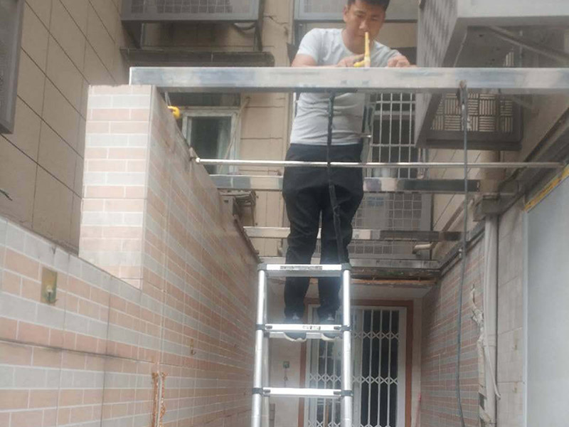 頂棚安裝維修：首先應(yīng)在墻面彈出標(biāo)高線,在墻的兩端固定壓線條,用水泥釘與墻面固定牢固。 依據(jù)設(shè)計(jì)標(biāo)高，沿墻面四周彈線，作為頂棚安裝的標(biāo)準(zhǔn)線，其水平允許偏差±5毫米。      遇藻井吊頂時(shí),應(yīng)從下固定壓條,陰陽(yáng)角用壓條連接。注意預(yù)留出照明線的出口。吊頂面積大時(shí),應(yīng)在中間鋪設(shè)龍骨。      吊點(diǎn)間距應(yīng)當(dāng)復(fù)驗(yàn)，一般不上人吊頂為1200~1500毫米，上人吊頂為900~1200毫米。      面板安裝前應(yīng)對(duì)安裝完的龍骨和面板板材進(jìn)行檢查，符合要求后再進(jìn)行安裝。