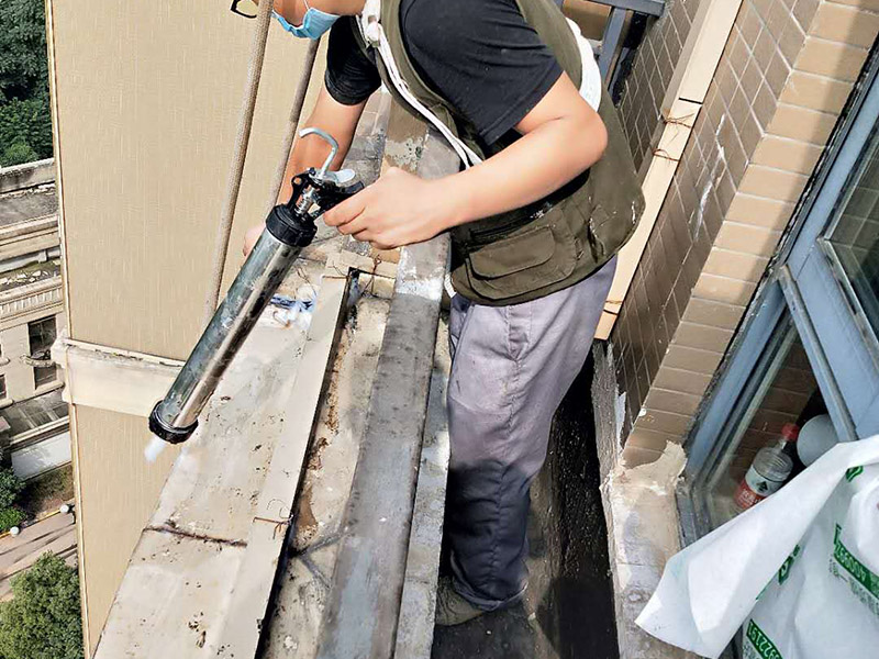 陽臺外墻瓷磚修補：檢查瓷磚有無大面積的瓷磚起殼、疏松和剝落現(xiàn)象，若有應先進行修補；然后確?；鶎颖砻鎽獰o明水、浮渣和雜物。對于瓷磚縫中的2~3毫米的細小縫隙或明顯的凹槽，可以先用瓷磚填縫劑進行填補處理。配制涂料時，可以將粉料組分的量適當提高一些，以提高與基層的粘結力和便于操作。施工用涂料應隨配隨用。嵌縫要盡量均勻，瓷磚粘結劑與基層之間不能有氣泡，以求粘結嚴實。