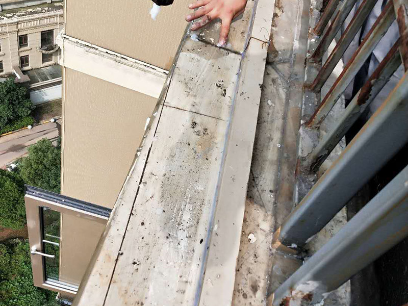 陽臺外墻瓷磚修補：檢查瓷磚有無大面積的瓷磚起殼、疏松和剝落現(xiàn)象，若有應先進行修補；然后確?；鶎颖砻鎽獰o明水、浮渣和雜物。對于瓷磚縫中的2~3毫米的細小縫隙或明顯的凹槽，可以先用瓷磚填縫劑進行填補處理。配制涂料時，可以將粉料組分的量適當提高一些，以提高與基層的粘結力和便于操作。施工用涂料應隨配隨用。嵌縫要盡量均勻，瓷磚粘結劑與基層之間不能有氣泡，以求粘結嚴實。