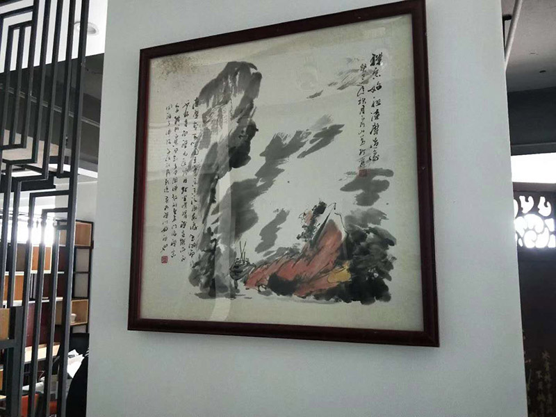 辦公室掛畫(huà)安裝：辦公室裝飾畫(huà)可以說(shuō)是非常普遍的，不管是公司老板還是部門(mén)經(jīng)理，辦公室都還不會(huì)缺少一幅字畫(huà)，辦公室掛畫(huà)不僅是一種裝飾，更多情況下是為了改善風(fēng)水，尤其是生意人，更加注重辦公室的風(fēng)水，弱想使得辦公室風(fēng)水旺，掛畫(huà)是遠(yuǎn)遠(yuǎn)不夠的，重點(diǎn)要看怎么掛。 辦公室內(nèi)掛一好的字畫(huà)作品，一幅好的風(fēng)水掛畫(huà)所起的作品至關(guān)重要。好的字畫(huà)合適的擺放位置，合適的布局能為主人招財(cái)納福，能為主人增加運(yùn)勢(shì)，會(huì)加持好的磁場(chǎng)。