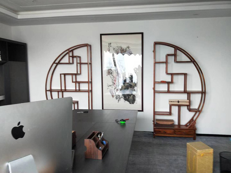 辦公室掛畫(huà)安裝：辦公室裝飾畫(huà)可以說(shuō)是非常普遍的，不管是公司老板還是部門(mén)經(jīng)理，辦公室都還不會(huì)缺少一幅字畫(huà)，辦公室掛畫(huà)不僅是一種裝飾，更多情況下是為了改善風(fēng)水，尤其是生意人，更加注重辦公室的風(fēng)水，弱想使得辦公室風(fēng)水旺，掛畫(huà)是遠(yuǎn)遠(yuǎn)不夠的，重點(diǎn)要看怎么掛。 辦公室內(nèi)掛一好的字畫(huà)作品，一幅好的風(fēng)水掛畫(huà)所起的作品至關(guān)重要。好的字畫(huà)合適的擺放位置，合適的布局能為主人招財(cái)納福，能為主人增加運(yùn)勢(shì)，會(huì)加持好的磁場(chǎng)。