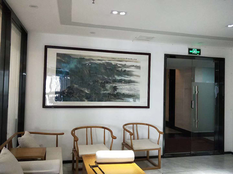 辦公室掛畫(huà)安裝：辦公室裝飾畫(huà)可以說(shuō)是非常普遍的，不管是公司老板還是部門(mén)經(jīng)理，辦公室都還不會(huì)缺少一幅字畫(huà)，辦公室掛畫(huà)不僅是一種裝飾，更多情況下是為了改善風(fēng)水，尤其是生意人，更加注重辦公室的風(fēng)水，弱想使得辦公室風(fēng)水旺，掛畫(huà)是遠(yuǎn)遠(yuǎn)不夠的，重點(diǎn)要看怎么掛。 辦公室內(nèi)掛一好的字畫(huà)作品，一幅好的風(fēng)水掛畫(huà)所起的作品至關(guān)重要。好的字畫(huà)合適的擺放位置，合適的布局能為主人招財(cái)納福，能為主人增加運(yùn)勢(shì)，會(huì)加持好的磁場(chǎng)。