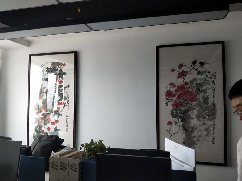 辦公室掛畫(huà)安裝：辦公室裝飾畫(huà)可以說(shuō)是非常普遍的，不管是公司老板還是部門(mén)經(jīng)理，辦公室都還不會(huì)缺少一幅字畫(huà)，辦公室掛畫(huà)不僅是一種裝飾，更多情況下是為了改善風(fēng)水，尤其是生意人，更加注重辦公室的風(fēng)水，弱想使得辦公室風(fēng)水旺，掛畫(huà)是遠(yuǎn)遠(yuǎn)不夠的，重點(diǎn)要看怎么掛。 辦公室內(nèi)掛一好的字畫(huà)作品，一幅好的風(fēng)水掛畫(huà)所起的作品至關(guān)重要。好的字畫(huà)合適的擺放位置，合適的布局能為主人招財(cái)納福，能為主人增加運(yùn)勢(shì)，會(huì)加持好的磁場(chǎng)。