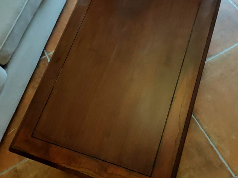 家具補漆服務:1.家具維修 填補平整光滑,不能使其變形 2.維修處調色上色上光 根據觀察家具,必須辨別漆色、混合色、二層色、三層色,再相應處理。 3.光澤處理 必須根據家具的亮亞光,打磨,拋光,上亮光水等,使用輔料可以是蠟,研磨劑。 4.填補操作: 先將502膠水澆在需要填補處。用碎木屑填上需要補處,澆上502膠水。