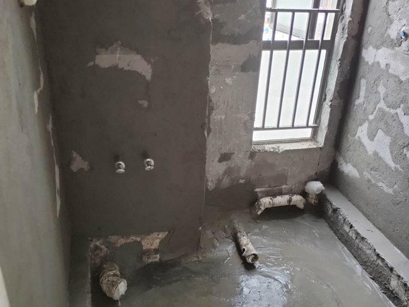 衛(wèi)生間地面防水:1.利用水泥砂漿水泥砂漿或豆石混凝土鋪平坡度。訣竅是：地漏附近坡度大，門口附近坡度小。 2.利用管根密封膏封嚴(yán)管線，管線要穿透樓板根部。刷防水涂料時可以貼1-2層玻璃絲布加強(qiáng)防水性。 3.墻壁表面打磨成干凈平光沒有顆?；覊m，墻壁與地面的交接區(qū)域注意原角和坡角的設(shè)置。 4.聚氨酯防水涂膜由管根和墻角處開始進(jìn)行涂抹，在常溫下經(jīng)過4小時放干后，再大面積涂抹和刮刷。注意涂料總厚度大于1. 5毫米，不能有漏刮和鼓泡的不良現(xiàn)象。24小時后立面涂刷下一層，之后再以垂直的方向進(jìn)行二次涂刷。最后涂膜半固化，拋甩粗砂粒方便與水泥砂漿融合。 5.防水層的設(shè)置與具體區(qū)域有關(guān)。防水地面的防水層應(yīng)高出地面200寬，地面防水層應(yīng)超出衛(wèi)生間門口以外300寬。而又淋浴的衛(wèi)生間墻面防水層則應(yīng)設(shè)置為高出地面1800寬。