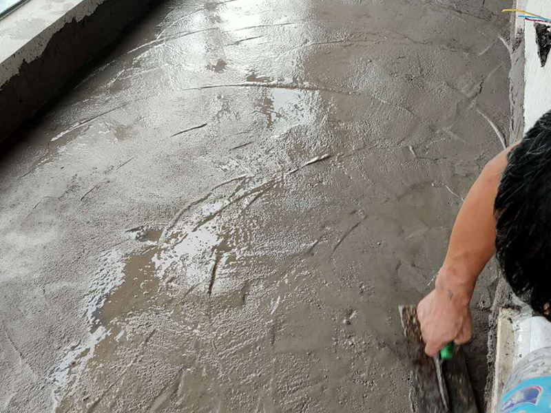 陽臺做防水：陽臺防水涂料的涂刷高度至少需要在30cm以上，如果是放置洗衣機的區(qū)域，需要將防水涂料涂抹得更高些。如果你家的陽臺屬于外露陽臺，為了加強防水效果，最好做得高些，同時防水涂料的厚度需要在1.5mm以上。在暴雨天氣下，如果雨量大于地漏的排水能力時，就會在陽臺地面出現(xiàn)大量積水，容易導致積水進入室內(nèi)，因此我們在選購陽臺地漏的時，最好選擇排水量大且順暢的地漏。 陽臺的防水層都在外層，需要受到陽光暴曬、雨水侵蝕、嚴寒酷暑等自然天氣的考驗，如果沒有出色的性能和良好的保護措施，他的使用年限會大大縮短。因此，我們在選購防水材料時，需要選擇強度高、耐老化的防水涂料。