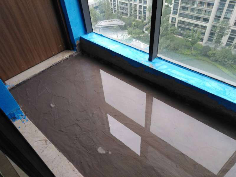 陽臺做防水：陽臺防水涂料的涂刷高度至少需要在30cm以上，如果是放置洗衣機的區(qū)域，需要將防水涂料涂抹得更高些。如果你家的陽臺屬于外露陽臺，為了加強防水效果，最好做得高些，同時防水涂料的厚度需要在1.5mm以上。在暴雨天氣下，如果雨量大于地漏的排水能力時，就會在陽臺地面出現(xiàn)大量積水，容易導致積水進入室內(nèi)，因此我們在選購陽臺地漏的時，最好選擇排水量大且順暢的地漏。 陽臺的防水層都在外層，需要受到陽光暴曬、雨水侵蝕、嚴寒酷暑等自然天氣的考驗，如果沒有出色的性能和良好的保護措施，他的使用年限會大大縮短。因此，我們在選購防水材料時，需要選擇強度高、耐老化的防水涂料。