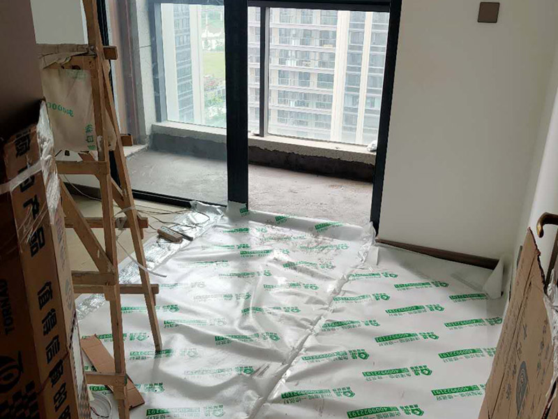 陽(yáng)臺(tái)家具地面保護(hù):門(mén)扇安裝完畢后，采用普通塑料保護(hù)膜，同時(shí)用紙板包裹； 門(mén)扇、鎖具安裝完畢后，將門(mén)扇鎖緊； 門(mén)框下段部分必須用9厘夾板做“U”型護(hù)角保護(hù)處理，高度不小于1.5m，護(hù)板內(nèi)應(yīng)加襯泡沫等軟質(zhì)保護(hù)，防止擦傷。 安裝完畢后，用塑料布或戶(hù)內(nèi)門(mén)包裝內(nèi)的PE片材、瓦楞紙板等現(xiàn)有材料對(duì)門(mén)扇、門(mén)套進(jìn)行包裹、遮蓋保護(hù)；嚴(yán)禁撞擊門(mén)框扇及貼臉；門(mén)扇安裝后及時(shí)安裝門(mén)吸、門(mén)鎖； 安裝好的門(mén)扇不能長(zhǎng)期處于開(kāi)啟狀態(tài)，嚴(yán)禁在門(mén)扇懸掛重物；嚴(yán)禁硬物碰撞、避免將水弄到門(mén)上面； 門(mén)框下段部分必須用9厘夾板做“U”型護(hù)角保護(hù)處理，高度不小于1.5m，護(hù)板內(nèi)應(yīng)加襯泡沫等軟質(zhì)保護(hù)，防止擦傷； 室內(nèi)衛(wèi)生清理干凈后才能將保護(hù)膜撕開(kāi)； 保潔時(shí)嚴(yán)禁用酒精之類(lèi)油漆稀釋劑、脫漆松香水、二甲苯、清潔劑等溶液擦拭油漆表面，嚴(yán)禁使用鋼絲球和尖的物品以防劃傷油漆表面。