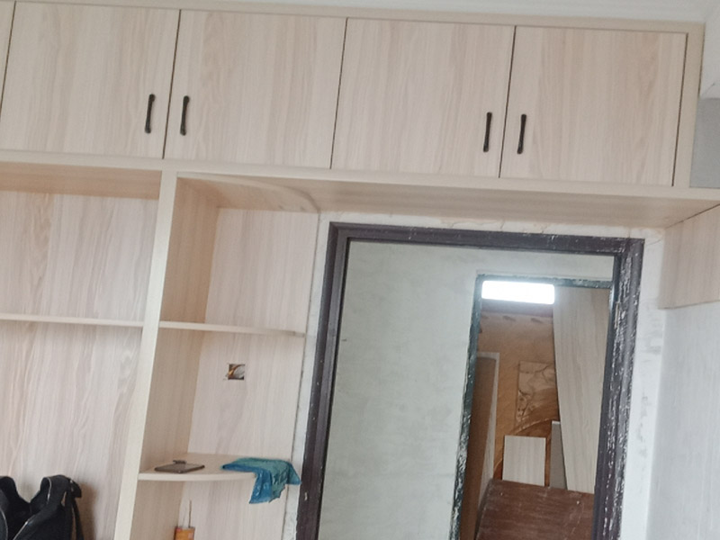 定制衣柜安裝：1、在安裝的過程中要做好監(jiān)督工作，注意對(duì)家中其他位置的保護(hù)，尤其是地板、門套、門、墻紙、燈具等，避免受到剮蹭等問題，同時(shí)也要防止衣柜本身受到損壞。 2、拉手和把手等五金件的安裝要注意以最適合家人的高度和位置，不要光圖美觀好看。比如吊柜或者增高柜的把手一定要安裝在門的下面，地柜、寫字臺(tái)的小柜，一定要放在上面。 3、注意保持衛(wèi)生，如果您是更換家里的舊家具，這一點(diǎn)就尤為重要。定制家具不同于成品家具，很多東西是在家中安裝完成的，必然要有一些打孔、切割等工作，所以會(huì)產(chǎn)生一些鋸末和灰塵。