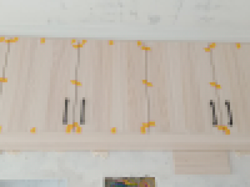 定制衣柜安裝：1、在安裝的過程中要做好監(jiān)督工作，注意對(duì)家中其他位置的保護(hù)，尤其是地板、門套、門、墻紙、燈具等，避免受到剮蹭等問題，同時(shí)也要防止衣柜本身受到損壞。 2、拉手和把手等五金件的安裝要注意以最適合家人的高度和位置，不要光圖美觀好看。比如吊柜或者增高柜的把手一定要安裝在門的下面，地柜、寫字臺(tái)的小柜，一定要放在上面。 3、注意保持衛(wèi)生，如果您是更換家里的舊家具，這一點(diǎn)就尤為重要。定制家具不同于成品家具，很多東西是在家中安裝完成的，必然要有一些打孔、切割等工作，所以會(huì)產(chǎn)生一些鋸末和灰塵。