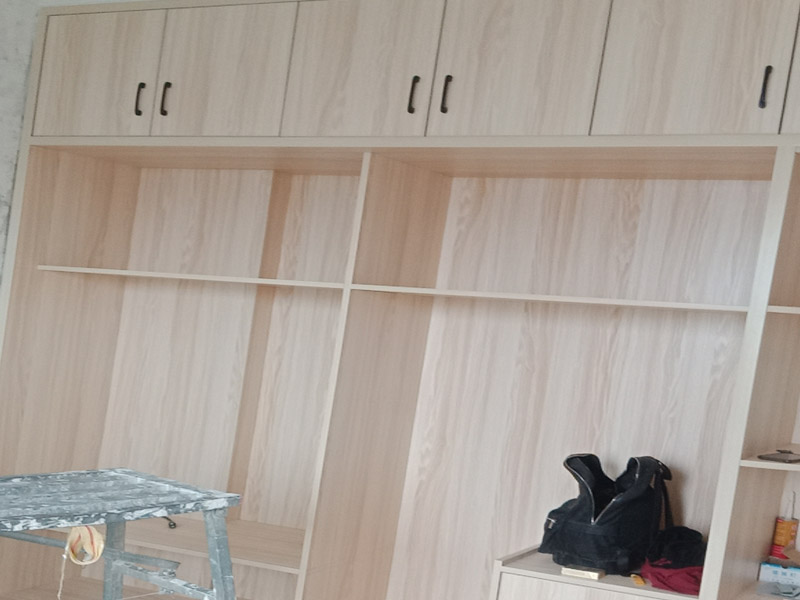 定制衣柜安裝：1、在安裝的過程中要做好監(jiān)督工作，注意對(duì)家中其他位置的保護(hù)，尤其是地板、門套、門、墻紙、燈具等，避免受到剮蹭等問題，同時(shí)也要防止衣柜本身受到損壞。 2、拉手和把手等五金件的安裝要注意以最適合家人的高度和位置，不要光圖美觀好看。比如吊柜或者增高柜的把手一定要安裝在門的下面，地柜、寫字臺(tái)的小柜，一定要放在上面。 3、注意保持衛(wèi)生，如果您是更換家里的舊家具，這一點(diǎn)就尤為重要。定制家具不同于成品家具，很多東西是在家中安裝完成的，必然要有一些打孔、切割等工作，所以會(huì)產(chǎn)生一些鋸末和灰塵。