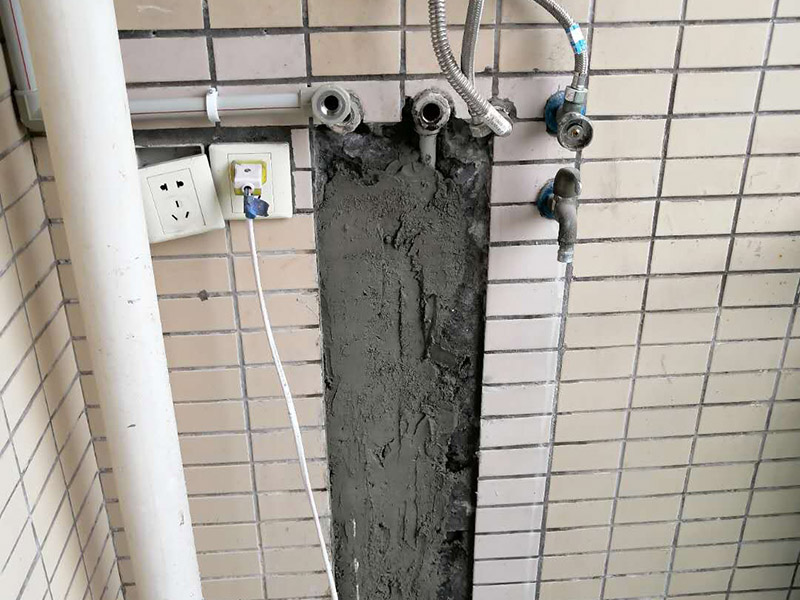 熱水管更換修復(fù)：先斷電后取下機(jī)殼右端維修蓋,并用手機(jī)拍照保存連接線的接線方法。用鉗子等工具拔掉電路的高溫連接線。用扳手取下發(fā)熱管蓋板的五顆螺帽后逆時(shí)針旋轉(zhuǎn)蓋子即可取下發(fā)熱管。將新的發(fā)熱管**密封圈。裝回螺絲的時(shí)候要對(duì)角固定，否則安裝不平造成漏水。注意：發(fā)熱管折彎一端必須朝向水嘴一方，不然會(huì)造成熱水量不足。