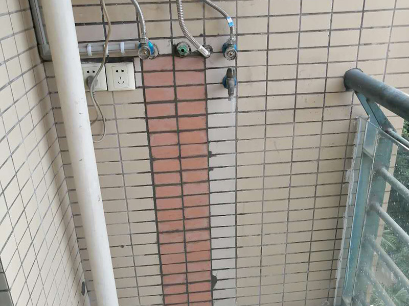 熱水管更換修復(fù)：先斷電后取下機(jī)殼右端維修蓋,并用手機(jī)拍照保存連接線的接線方法。用鉗子等工具拔掉電路的高溫連接線。用扳手取下發(fā)熱管蓋板的五顆螺帽后逆時(shí)針旋轉(zhuǎn)蓋子即可取下發(fā)熱管。將新的發(fā)熱管**密封圈。裝回螺絲的時(shí)候要對(duì)角固定，否則安裝不平造成漏水。注意：發(fā)熱管折彎一端必須朝向水嘴一方，不然會(huì)造成熱水量不足。