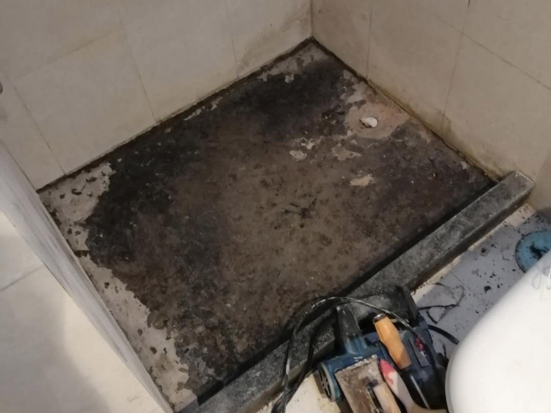 淋浴房防水貼磚：裝修之前要做試水實驗，就是將各洞口臨時封堵，在房間內(nèi)放上2-3CM深的水，靜置1-2天。如果漏或者無法檢查滲漏情況，建議自己重新做一遍防水。將買回來的聚氨酯按說明均勻的涂在淋浴間的地面和墻上。馬桶污水管管口、地漏口等干了之后再涂刷1-2遍，這些地方防水穩(wěn)固了，確保明水直接流過不會在這些薄弱部位發(fā)生滲漏。而JS的使用要2遍，并且二遍的刷涂方向要垂直。等保護(hù)層達(dá)到強(qiáng)度后，再次做試水實驗。堵住落水口，放入2-3CM的水。觀察不滲漏情況即可。