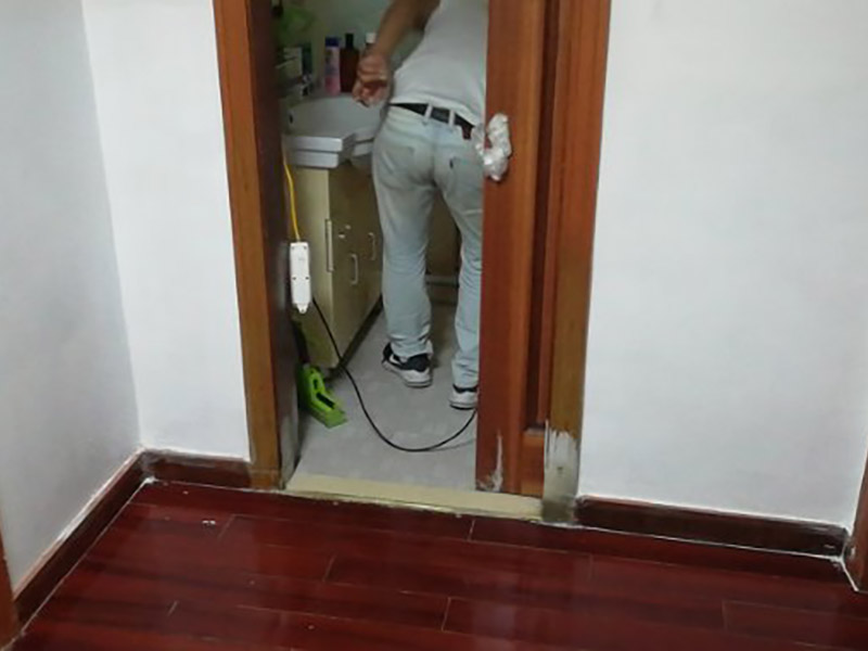 墻面局部改造維修：舊墻的清潔主要是對墻面原有的裝修和裝飾進(jìn)行清除。一般為對乳膠漆和膩子層、木裝修、墻紙等的清除。如果是較新的墻面,墻體的耐水膩子可以不必完全鏟除,可以在用鋼刷和砂紙進(jìn)行打磨后，用乳膠漆重新涂刷。較老舊的要完全鏟除,重新刷上膩子。墻面底漆的涂刷是為了抗堿防潮、封固基材同時對于面漆的質(zhì)感與遮蓋力也有所提高。對于墻面局部翻新工程，底漆是十分必要的,如果忽略了刷底漆，直接使用面漆的話,一段時間后墻面容易出現(xiàn)起泡、發(fā)霉等現(xiàn)象。