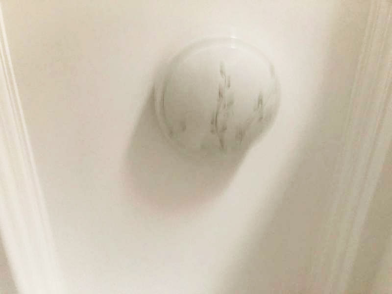 吸頂燈安裝維修：1、拆開吸頂燈包裝，將底座上自帶的線頭去掉;2、把燈管取出來以防在安裝過程中不慎掉落(吸頂燈一般自帶燈源);3、燈管拆下來之后，將吸頂燈底座放在天花板上，畫出燈孔的位置;4、標(biāo)記好孔的位置之后，在天花板上鉆孔，鉆孔的實(shí)際大小需要參照吸頂燈上燈孔的大小來確定;5、鉆好孔之后打入膠體，用以固定螺絲釘;6、把底座裝上去，轉(zhuǎn)個(gè)角度，帶緊螺絲7、斷開室內(nèi)電源，接線，然后把燈管裝回8、仔細(xì)檢查燈具安裝及線路連接是否正確規(guī)范，接線是否牢固;9、通電測試燈具是否可以正常通電，確認(rèn)燈具運(yùn)行狀況，10、蓋好燈罩、完工