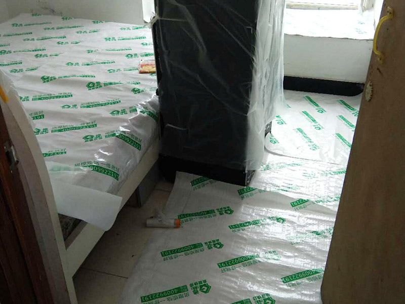 地面家具成品保護(hù)：1、墻地面瓷磚，在鋪貼未干固的情況下，不要急于勾縫，以免人為地造成瓷磚松動(dòng)、高低不平，影響施工效果。 　　2、地面瓷磚干固前，不要在上面走動(dòng)、堆放雜物，以免造成瓷磚松動(dòng)、高低不平。 　　3、地面瓷磚鋪貼完后，最好使用成品保護(hù)膜覆蓋磚面，既可以防止裝修時(shí)的沙子磨傷地面，同時(shí)也能有效地防止油漆涂料等有色液體滴落磚面，造成地面污染。 　　4、做好浴缸、面盆的保護(hù) 　　衛(wèi)生間浴缸、面盆的安裝一般都在早期進(jìn)行，在后期施工中，這些設(shè)施難免會(huì)被大量粉塵、小水泥渣等異物污染。