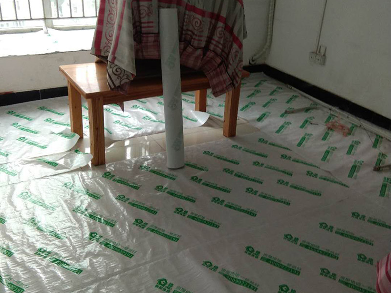 地面家具成品保護(hù)：1、墻地面瓷磚，在鋪貼未干固的情況下，不要急于勾縫，以免人為地造成瓷磚松動(dòng)、高低不平，影響施工效果。 　　2、地面瓷磚干固前，不要在上面走動(dòng)、堆放雜物，以免造成瓷磚松動(dòng)、高低不平。 　　3、地面瓷磚鋪貼完后，最好使用成品保護(hù)膜覆蓋磚面，既可以防止裝修時(shí)的沙子磨傷地面，同時(shí)也能有效地防止油漆涂料等有色液體滴落磚面，造成地面污染。 　　4、做好浴缸、面盆的保護(hù) 　　衛(wèi)生間浴缸、面盆的安裝一般都在早期進(jìn)行，在后期施工中，這些設(shè)施難免會(huì)被大量粉塵、小水泥渣等異物污染。