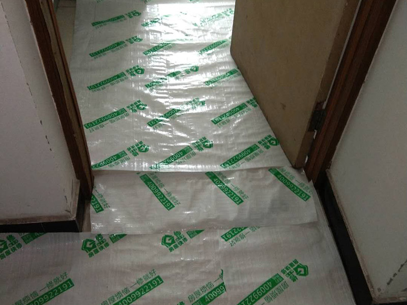 地面家具成品保護(hù)：1、墻地面瓷磚，在鋪貼未干固的情況下，不要急于勾縫，以免人為地造成瓷磚松動(dòng)、高低不平，影響施工效果。 　　2、地面瓷磚干固前，不要在上面走動(dòng)、堆放雜物，以免造成瓷磚松動(dòng)、高低不平。 　　3、地面瓷磚鋪貼完后，最好使用成品保護(hù)膜覆蓋磚面，既可以防止裝修時(shí)的沙子磨傷地面，同時(shí)也能有效地防止油漆涂料等有色液體滴落磚面，造成地面污染。 　　4、做好浴缸、面盆的保護(hù) 　　衛(wèi)生間浴缸、面盆的安裝一般都在早期進(jìn)行，在后期施工中，這些設(shè)施難免會(huì)被大量粉塵、小水泥渣等異物污染。