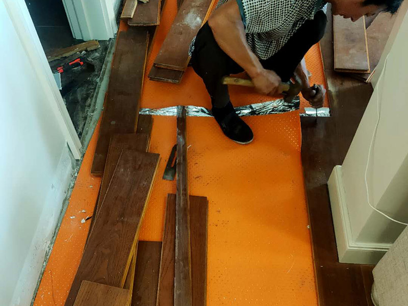 曲靖泥瓦工師傅哪里找先看久益一修官網(wǎng)裝修工人信息，在線直接聯(lián)系電話，曲靖泥瓦工在哪里找活先看久益一修曲靖招商加盟政策、免費(fèi)招商加盟扶持，曲靖泥瓦工多少錢一天訂單量穩(wěn)定的接單平臺月收入過2萬元；曲靖泥瓦工師傅接單區(qū)域覆蓋:麒麟?yún)^(qū)、沾益區(qū)、馬龍區(qū)等。  曲靖泥瓦工在哪里找活，曲靖泥瓦工師傅找活方式有加入曲靖裝修維修公司當(dāng)工人接單、加入曲靖裝修維修平臺副業(yè)接單、加盟裝修維修連鎖品牌自己當(dāng)老板、加入曲靖本地的裝修維修微信群QQ群攬活、泥瓦工師傅還可以通過網(wǎng)絡(luò)招聘平臺來找活等，找活方式有很多種的，收益也是各不相同，看你自己適合哪一種了。  曲靖泥瓦工多少錢一天，曲靖市區(qū)好手藝泥瓦工師傅、點(diǎn)工400元一天、包工500元多一天。但是現(xiàn)在曲靖裝修泥瓦工普遍面臨的是人多人地少的問題，裝修泥瓦工要有穩(wěn)定的收益需要有源源不斷的訂單工地施工才行，現(xiàn)在是互聯(lián)網(wǎng)時代，小編在此推薦泥瓦工師傅可以選擇加入訂單穩(wěn)定的平臺接單或是自己加盟裝修品牌創(chuàng)業(yè)。