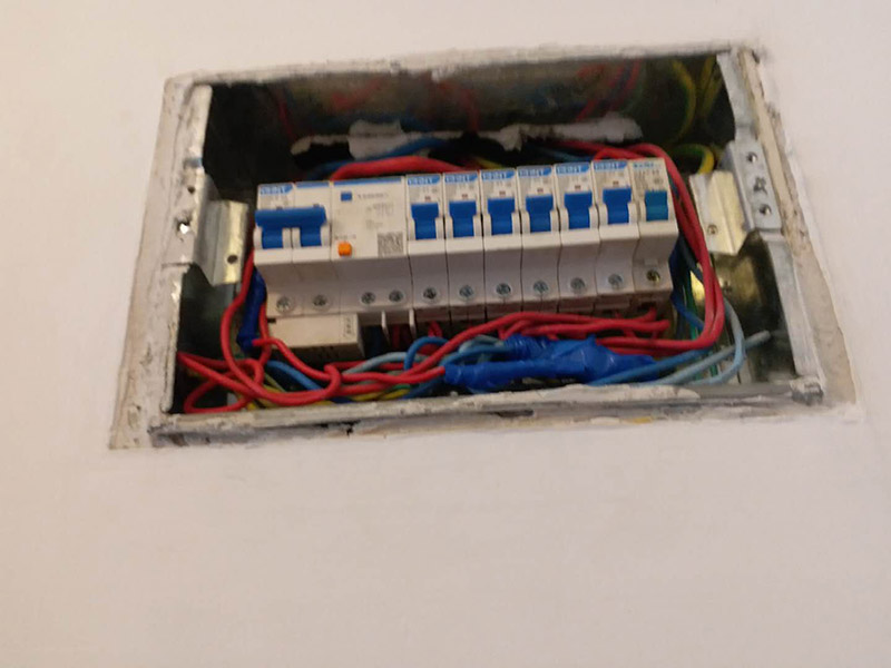 電路檢查維修:觀察。高手不僅看電路板的外觀，還常常積累一些電路組成，電路板年限，接口外設等經驗。有什么好處？維修中可以減少失誤，尤其在維修過程中各種方法都使完卻沒有發(fā)現(xiàn)故障時。詳細詢問設備管理人員該電路板的詳細情況，越詳細越好。建立大量的數(shù)據再做分析和測試，然后再確定。檢驗是必須要做的工作，也是最花費時間的工作。千萬不要以剛維修過的經驗做論點先入為主，更不可有些似似而非的觀點留下來。